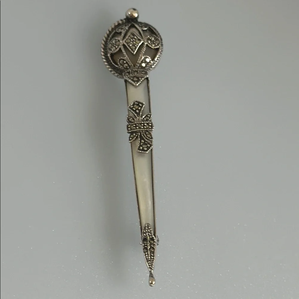 Elegant Silver Brooch with Intricate Design